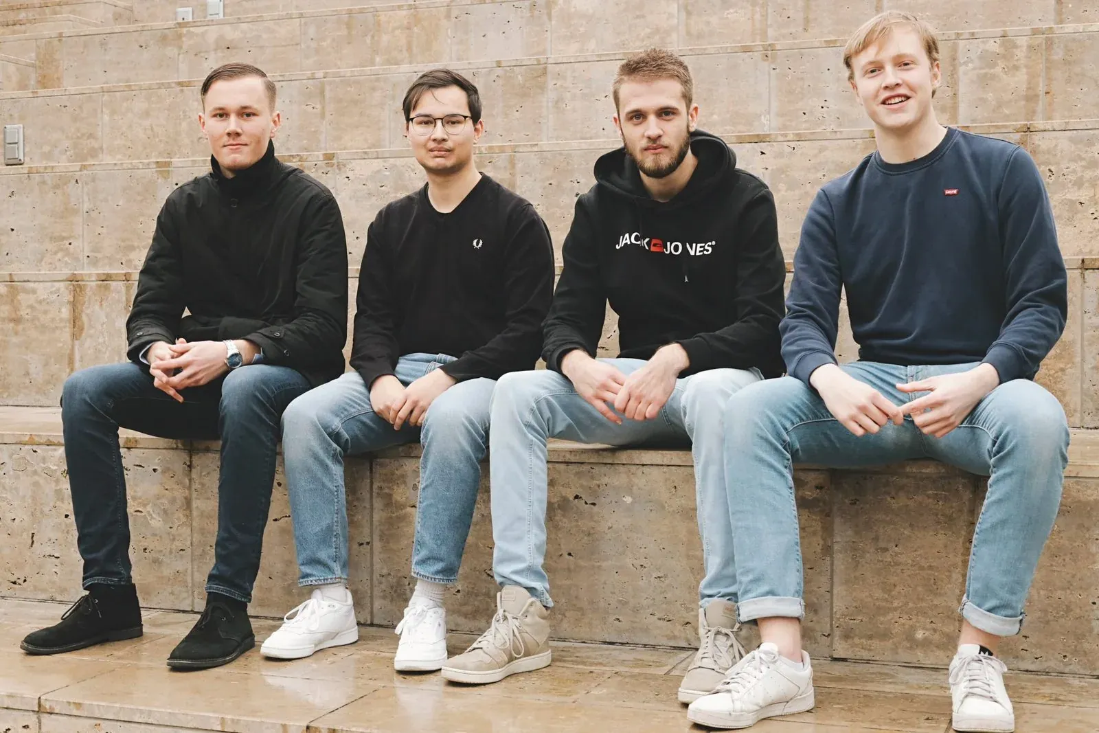 Het team van Fijn-Online op het kantoor in Dwingeloo