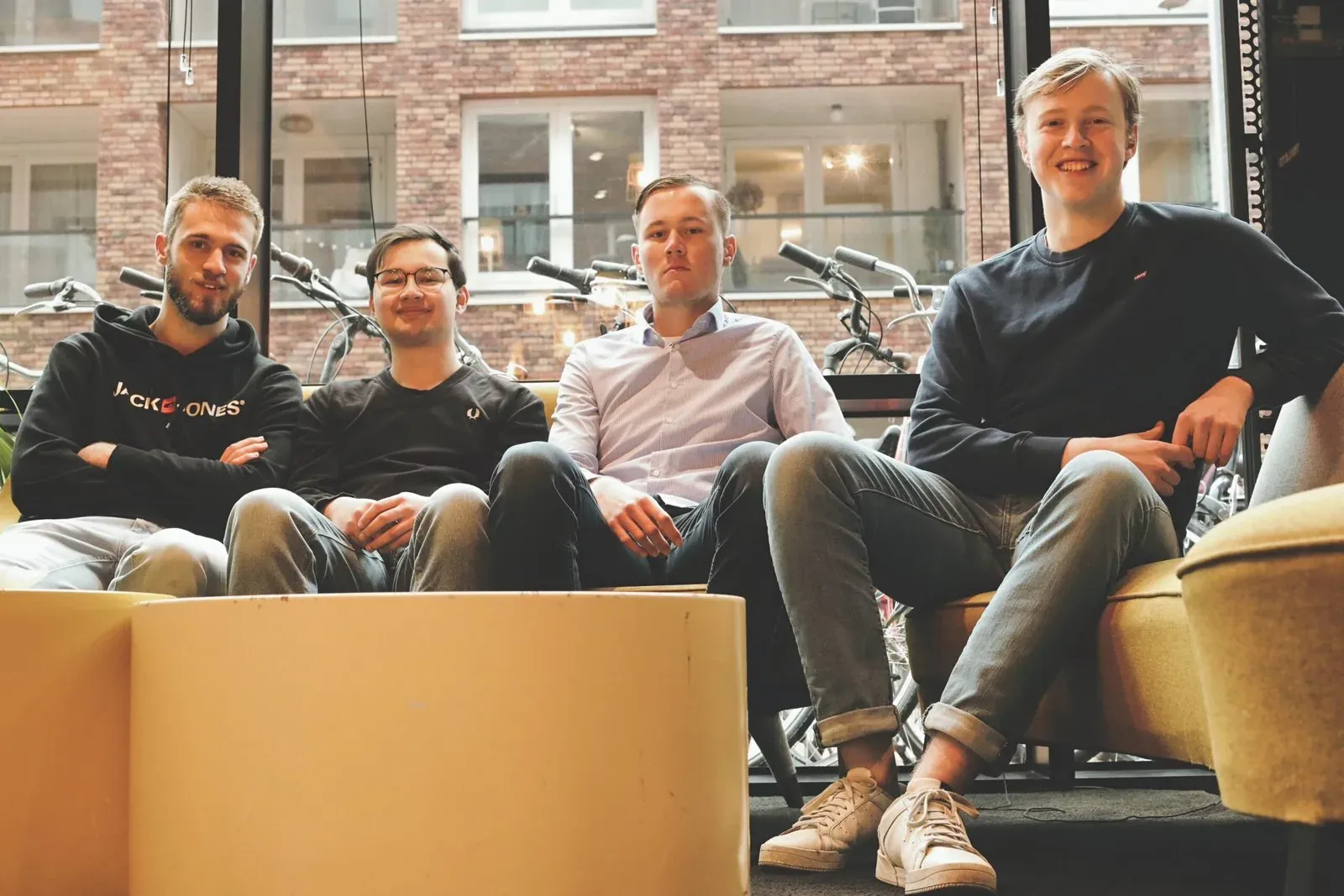Het team van Fijn-Online in de zithoek van het kantoor in Dwingeloo